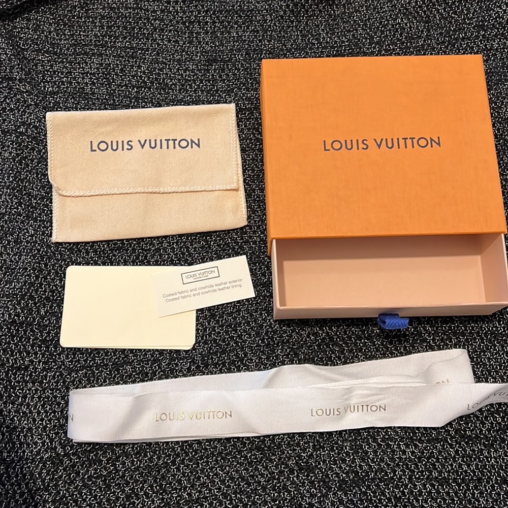 Louis Vuitton belt or small wallet box with bag